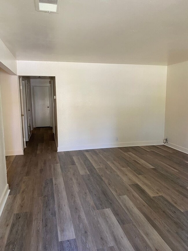 Foto del edificio - Located near downtown! Updated 3bed/2bath home with large family room/Rec room and side RV parking