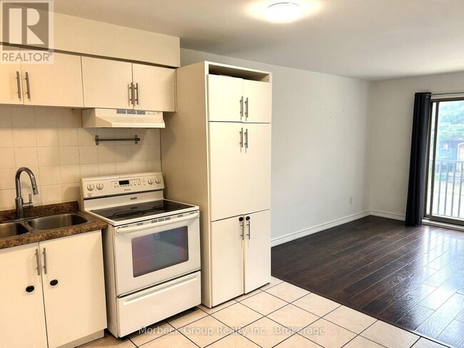 Photo du bâtiment - 28 Victoria Ave N