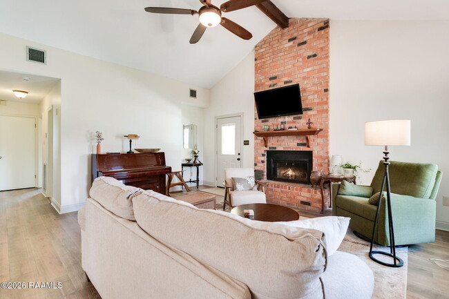Building Photo - 215 Sleepy Hollow Dr