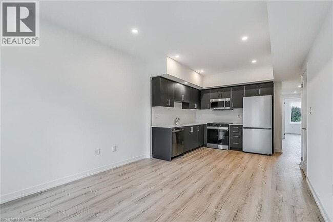 Building Photo - 940 St David St N