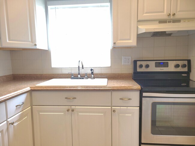 Building Photo - 2528 Emory Dr W