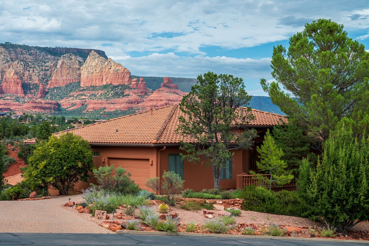 Primary Photo - HOUSE - LES SPRINGS - PANORAMIC RED ROCK V...