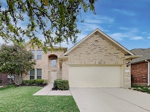 Building Photo - 2213 Oak Cir Dr N