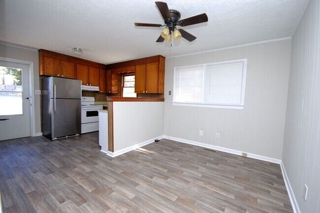 Foto del edificio - 337 Lees Country Club Rd