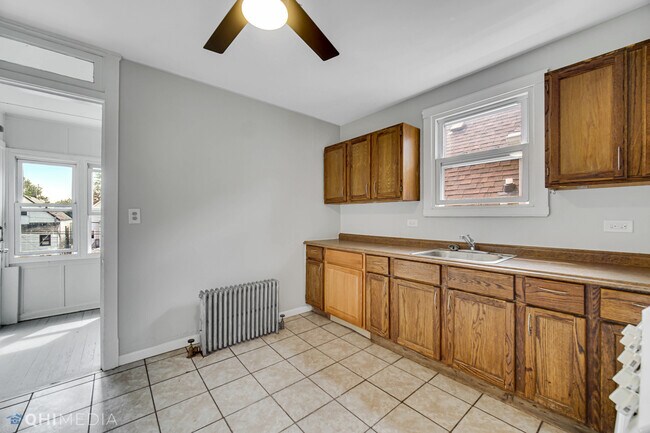 Building Photo - 3325 W Berteau Ave
