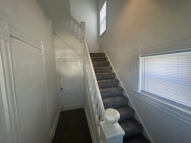 Foto del edificio - Highly walkable upstairs duplex