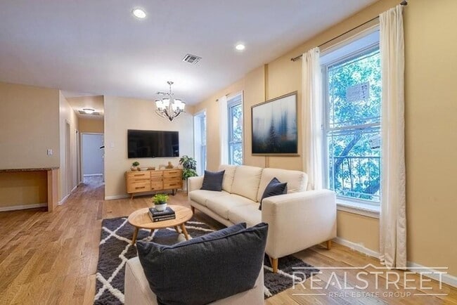 Building Photo - Renovated 3 BR 2 BA in Crown Heights
