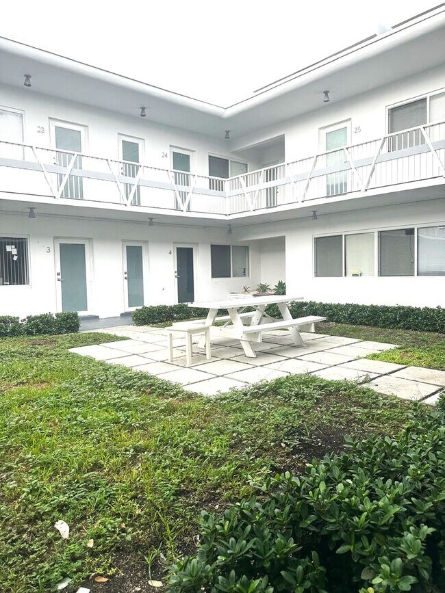 Building Photo - Newly remodeled apartment in the heart of ...