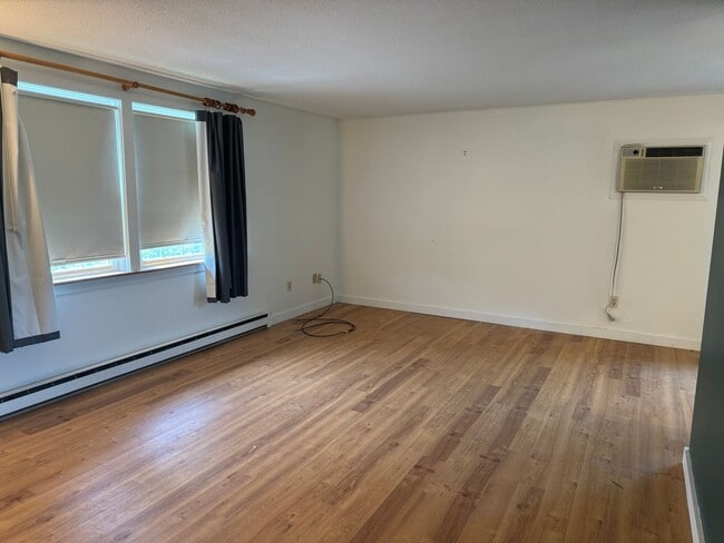 Building Photo - 2 bedroom condo 3.5 miles from Dartmouth