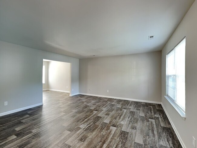 Building Photo - 2817 Fairstone Ave