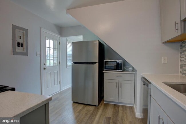 Building Photo - 232 Cabbel Dr