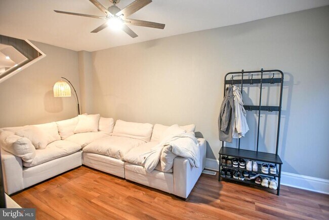 Foto del edificio - 240 S Washington St