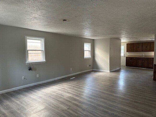 Foto del edificio - Introducing a charming 3-bedroom, 1.5-bath...