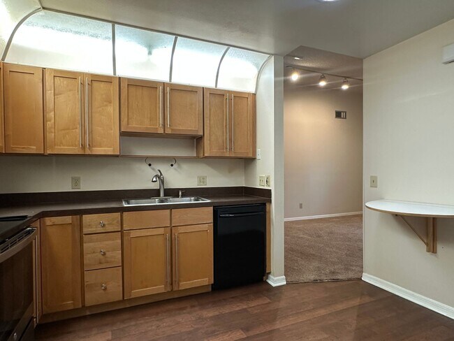 Building Photo - 2 Bedroom duplex with fenced yard and 1 ca...