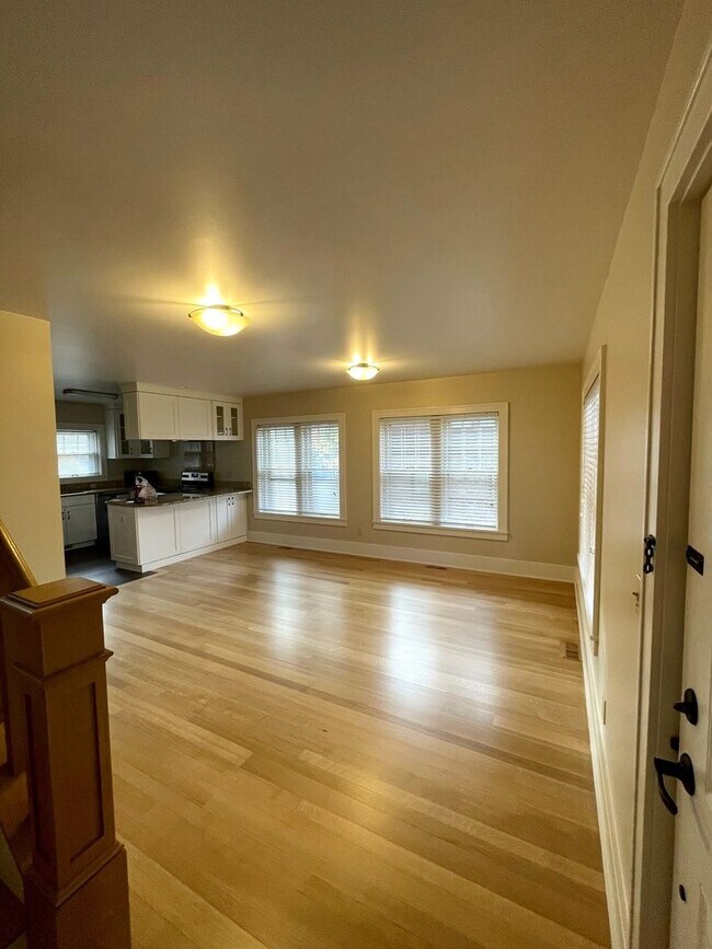 Foto del edificio - Beautiful Modern Four Bedroom Home! - Newl...