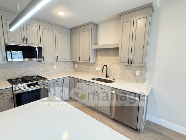 Foto del edificio - Beautiful 3 Bed / 2.5 Bath Townhome in Car...