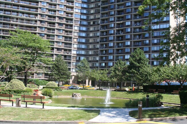 Entrada principal y terrenos - 2 Bay Club Dr