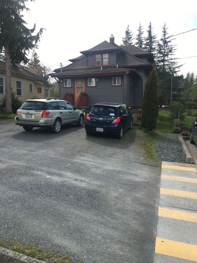 Building Photo - 5 Bedroom 2 Bath House Close to Campus and...