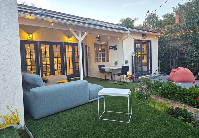 Building Photo - 3 Bedrooms, 2 Baths Remodeled Encino Home ...