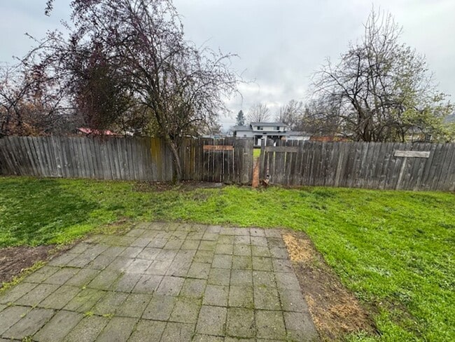 Building Photo - FRESHLY UPDATED 3 BEDROOM/ 1 BATH HOME - COMING SOON!!