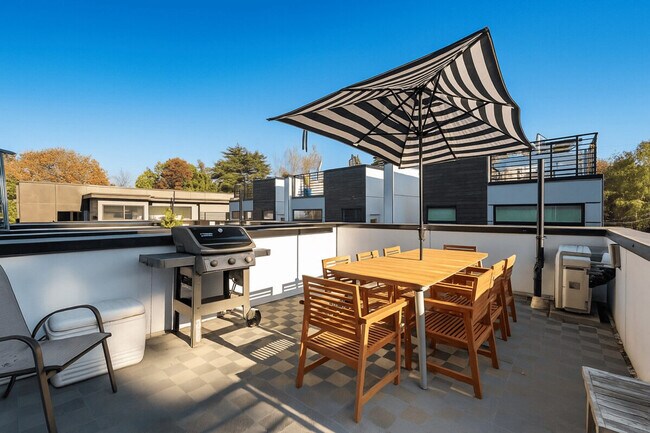 Foto del edificio - 673 Belmont Pl E