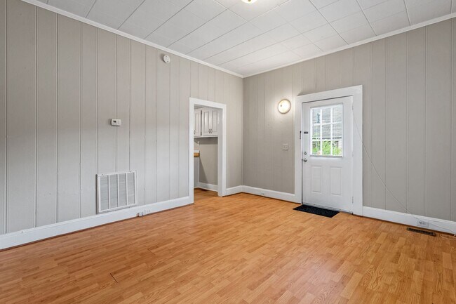 Building Photo - UNCG area with 3 bedrooms and 1 bath, Cent...