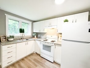 Building Photo - 245 Hyland Dr