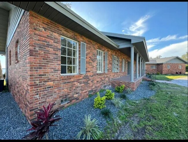 Foto del edificio - 1019 State Rd 540 W