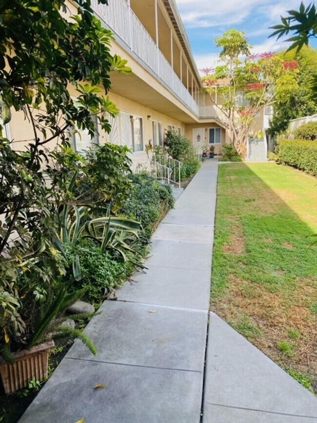 Building Photo - 1517 E 3rd St