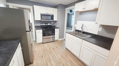 Building Photo - 2438 Des Moines St