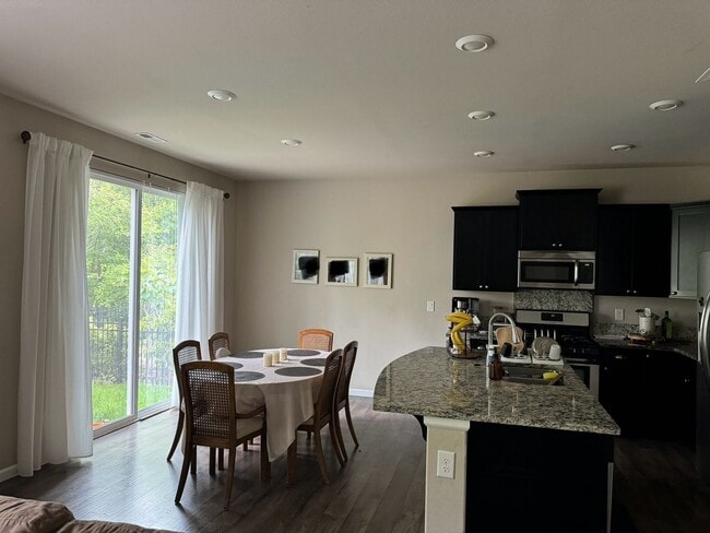 Foto del edificio - 4132 Cameron Dr NE