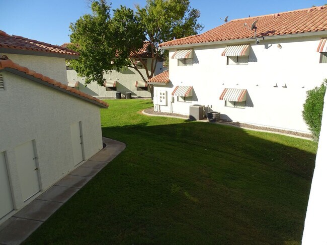 Foto del edificio - 2 Bedroom Condo In The Lakes Community
