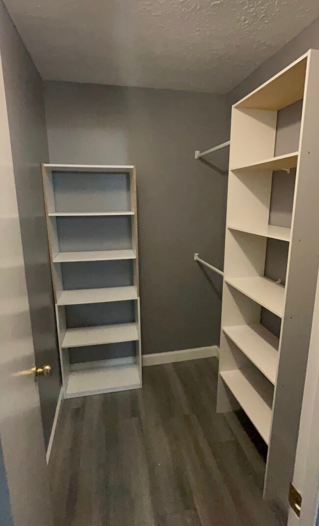 Building Photo - 6927 Bluegrass Stakes