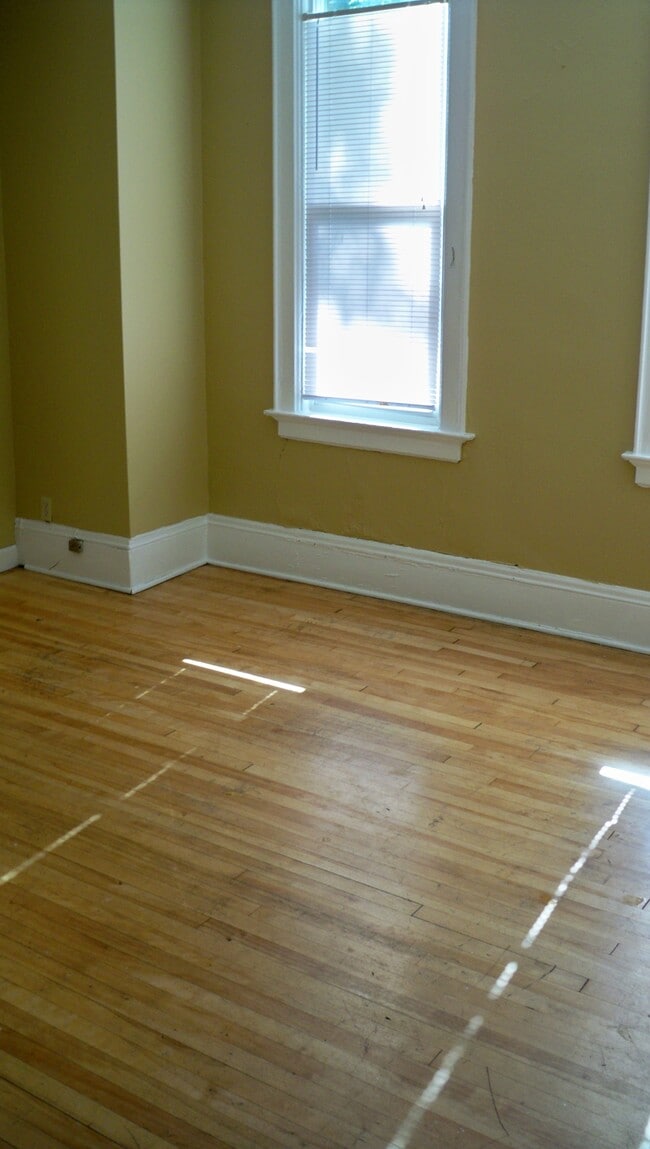 Building Photo - 2407 N Farwell Ave