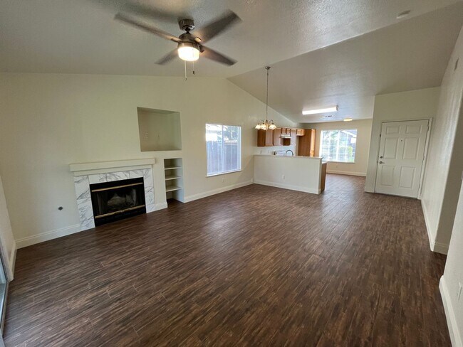 Building Photo - SE Visalia home coming soon!!