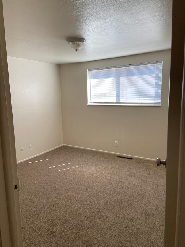 Front bedroom. - 326 E 1600 S