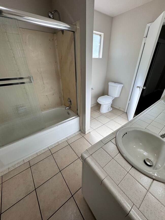 Foto del edificio - Available Soon!