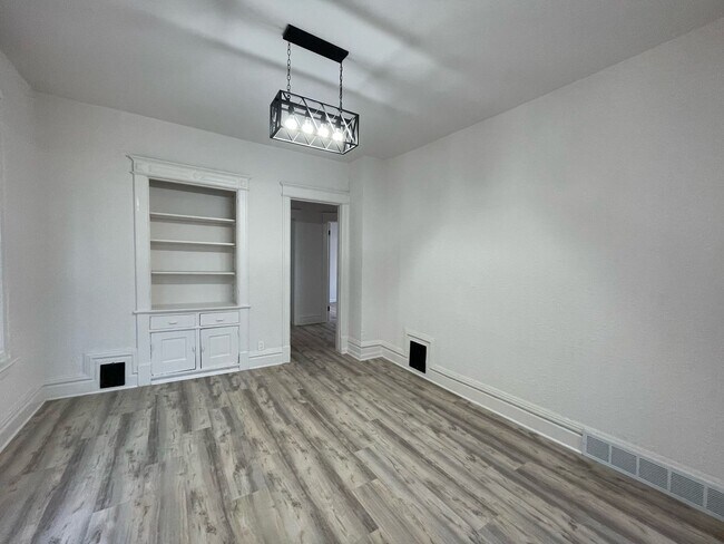 Foto del edificio - Remodeled Eastside Lower Duplex 4 Bed/1 Bath