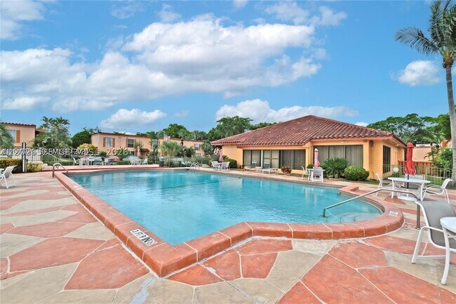 Building Photo - 7200 Fairway Dr