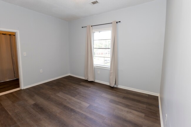 Building Photo - 993 Oakview St