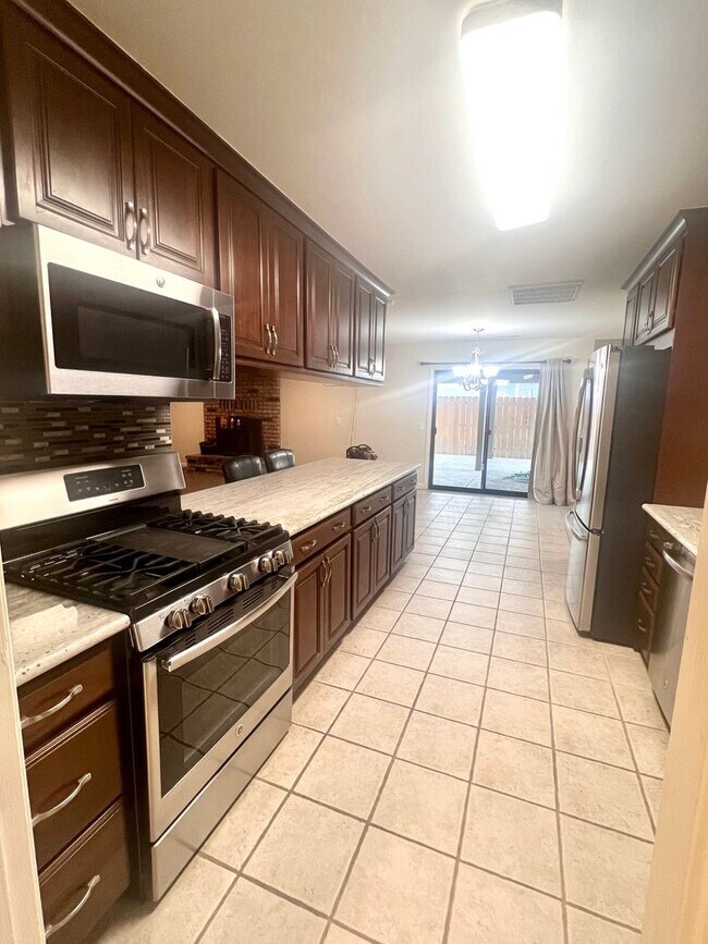 Foto del edificio - Great Three Bedroom Two Bath with Den, Garage and Spa!