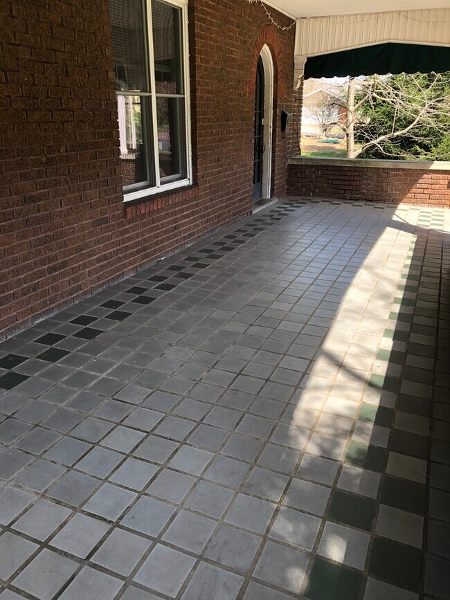 Front Porch - 530 13th Ave