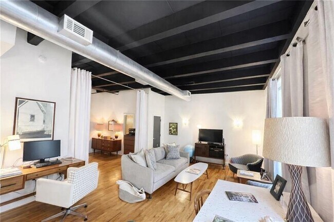 Foto del edificio - 1736 Liberty Ln