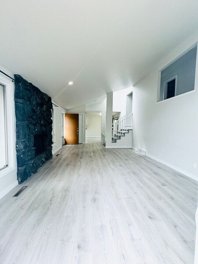 Foto del edificio - Beautiful 3 bedroom 2 bath townhome locate...
