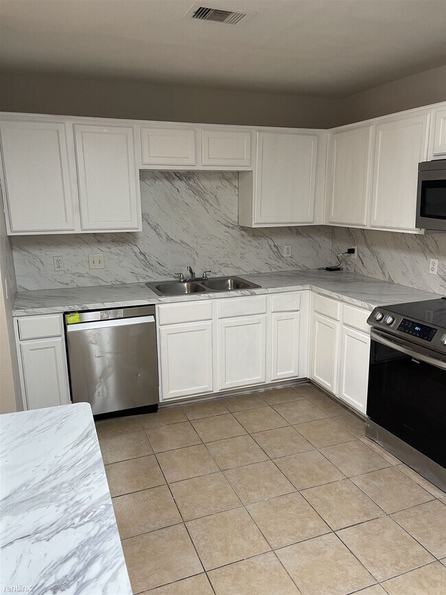 Foto del edificio - 1 br, 1 bath Duplex - 23468 High Point Str...