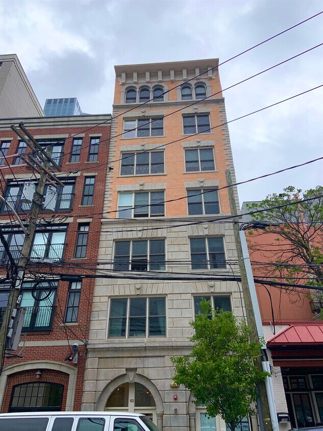 Primary Photo - 102 York St