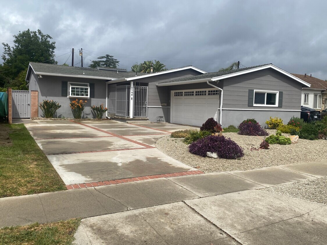 Primary Photo - 5745 Simpson Ave