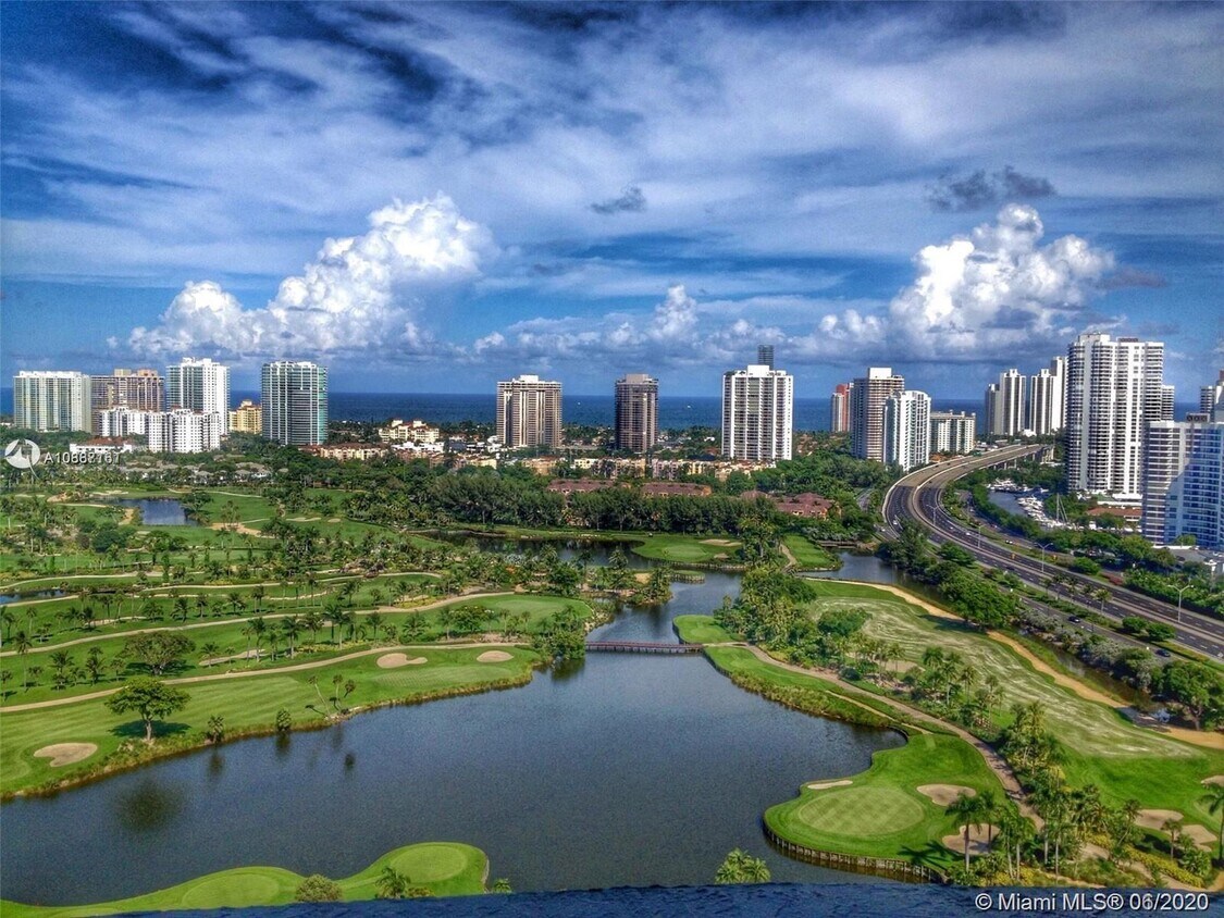 Foto principal - 19501 W Country Club Dr