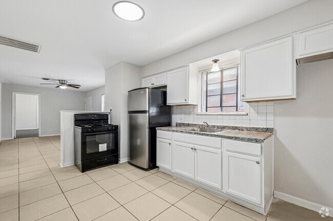 3BR, 1BA - 926SF - Kitchen - Alice Street Apartments