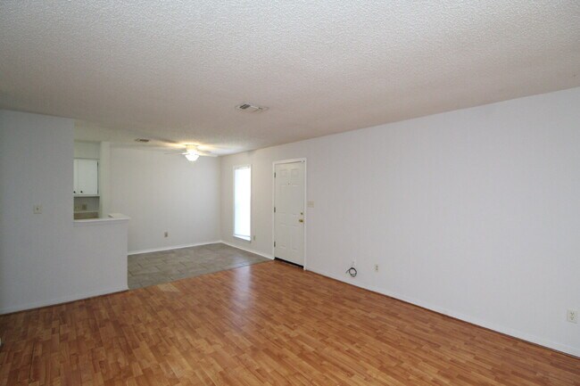 Building Photo - Updated 2BR/2BA Apartment Near UWF, Cordova Mall & Pensacola Airport